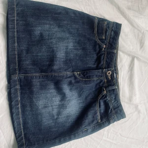 Jeanskjol  - En mycket snygg och stilren jeanskjol🪩😍Säljs inte i Sverige