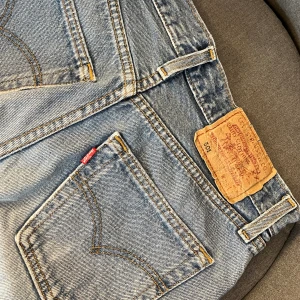 Levi’s jeans - Blåa mid waist jeans från Levi’s🩵