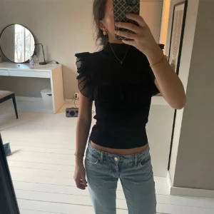 Fest topp - Super fin blus ifrån zara som inte finns på hemsidan längre, kommer endast sälja till ett bra pris så inte under 400❤️❤️