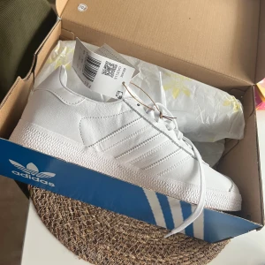Adidas gazelle  - Ett par helt nya adidas sneakers i storlek 39, vita🤍