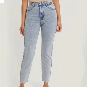 NA-KD jeans - Helt oanvända. Nypris 500kr, slutsålda idag.💛
