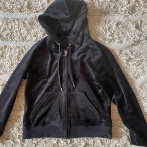juicy couture - Säljer min jätte snygga o sköna juicy tröja i svart. Säljer pga har två lika dana. Alldrig använt så är i helt nyskick! De är i storlek L men pga de är väldigt små i storlekarna skulle jag säga att den är mer en s/m🖤🖤köppt för 1300kr❤️‍🔥