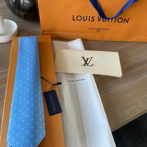 LV slips helt ny - Lv slips som aldrig kommit till användning. Helt ny med tags osv. Kommer med låda, kvitto och påse. Inköpt i Oslo på LV butiken.