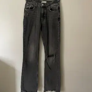 Ett par jeans från ginatricot som jag säljer då de är försmå. De är i storlek 34 extra lenght och medelhöga i midjan. De passar mig i längden och jag är 175 cm💗💗