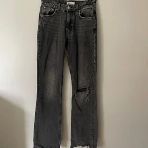 Jeans  - Ett par jeans från ginatricot som jag säljer då de är försmå. De är i storlek 34 extra lenght och medelhöga i midjan. De passar mig i längden och jag är 175 cm💗💗