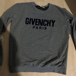 Givenchy tröja - Givenchy tjocktröja. Storlek M. Väldigt bra skick. Fler bilder kan skickas i chatten.