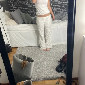 Lågmidjade Linnebyxor massimo dutti!!💕💕 - Säljer mina linnebyxor från massimo dutti,(gammal modell), klippt dem nertill vilket göra att de e lite fransigt men inget man märker stort!💛💛