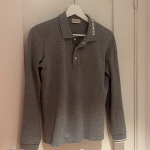 Moncler pike  - Säljer denna snygga långärmade pike ifrån moncler. Storleken är 14 år (typ xs) och den har inga skador eller så. Bara o skriva om ni undrar något! 