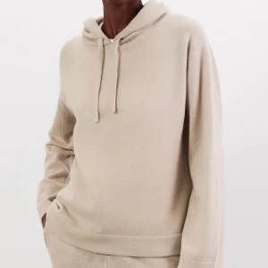 SOFTGOAT Kashmir hoodie - Kashmir hoodie från softgoat. Säljer då jag inte trivs särskilt bra i hoodie! Knappt använd. Nypris ungefär 2400kr