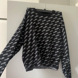 Stickad tröja zara  - Stickad tröja ifrån zara, fint skick 