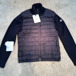 Moncler cardigan - Det är en moncler cardigan som jag köpte förra sommaren säljer den för att jag inte använder den så mycket jag har kvitto. Skriv om ni har några funderingar kan tänka mig att gå ner i pris mvh Jasper 