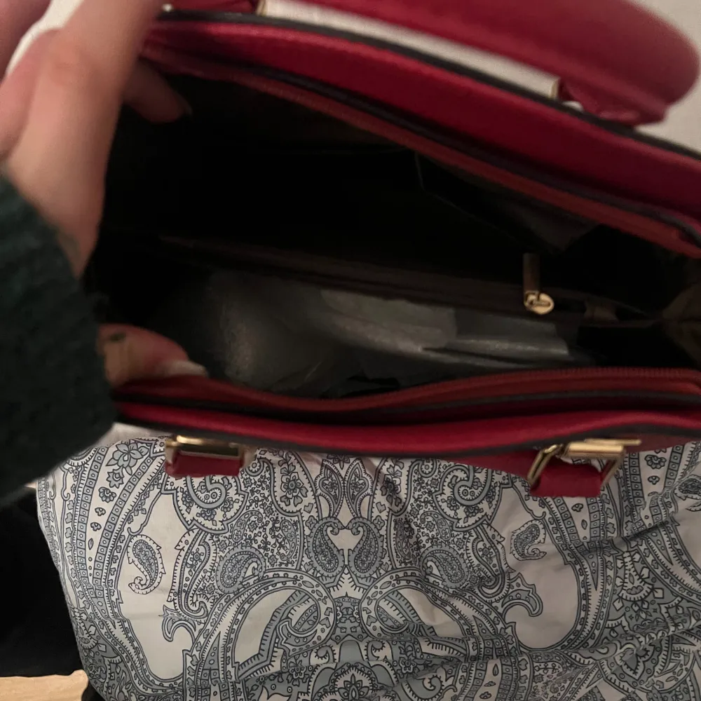 Röd handväska använt den en gång🫶🏼. Väskor.