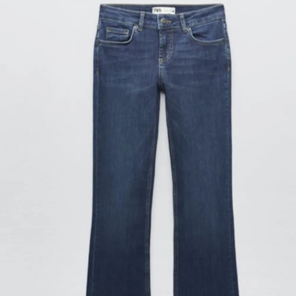 Säljer nu mina zara jeans då jag inte tycker dom passa mig längre💗 andvända mesta dels för ca 6 månader sedan inga tydliga tecken på andvändning💗 storlek 36 . Jeans & Byxor.