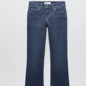 Säljer nu mina zara jeans då jag inte tycker dom passa mig längre💗 andvända mesta dels för ca 6 månader sedan inga tydliga tecken på andvändning💗 storlek 36 