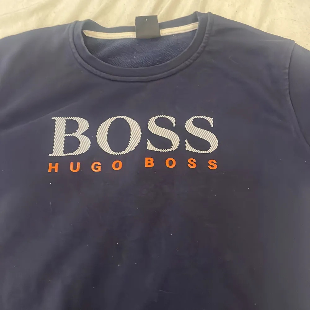 Hugo boss tröja storlek small bra kvalite . Hoodies.