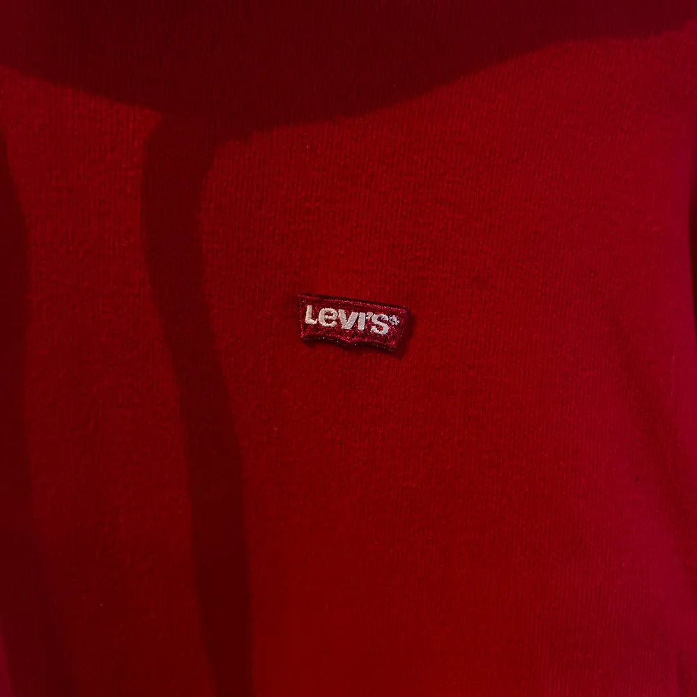 Nästan oanvänd hoodie från Levis i röd färg.   Storlek XS men passar även S!  Nypris 599:- 🐝🐝. Hoodies.