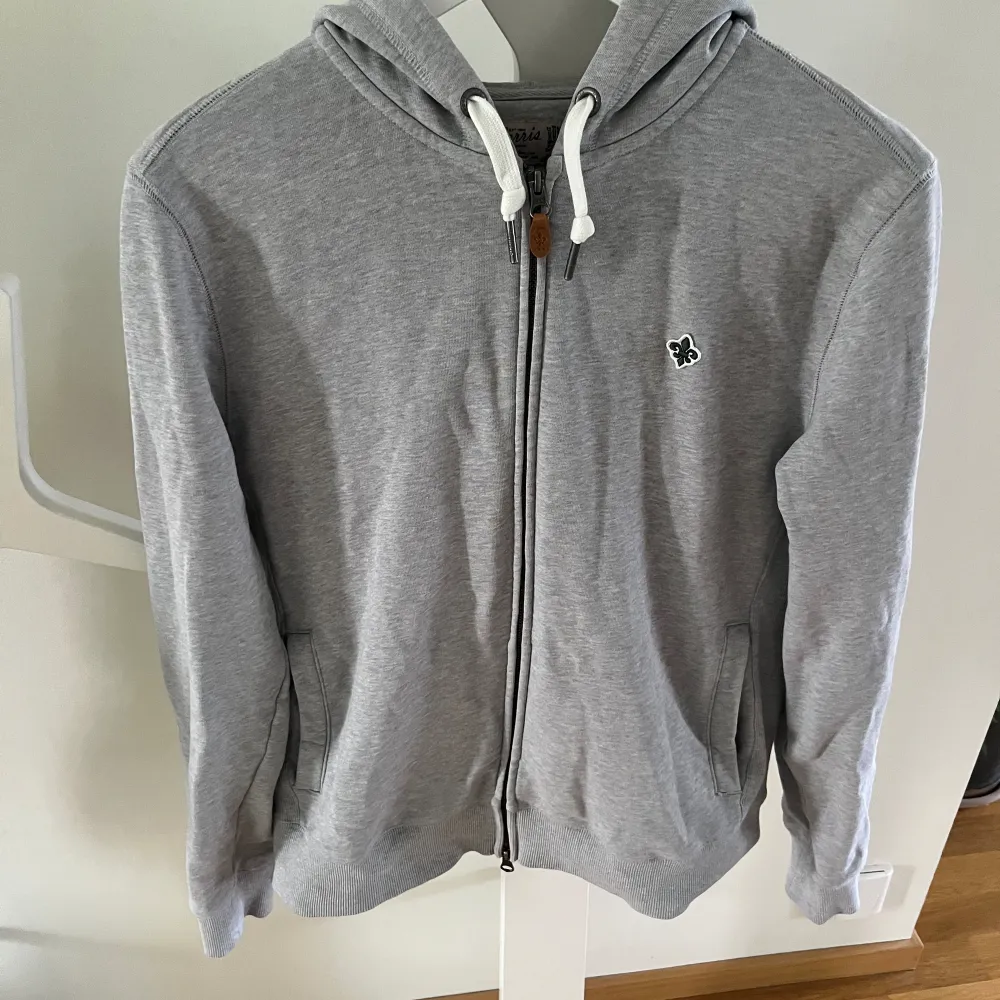 Morris zip hoodie Storlek M  Säljer pga passar ej längre  Pris: 400kr. Hoodies.