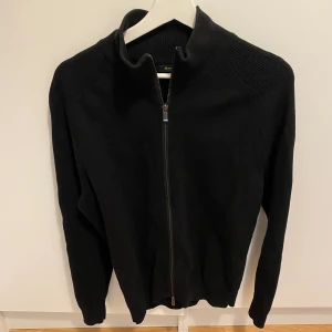 Massimo dutti tröja  - Full zip tröja från Massimo dutti. Fint skick. Hör av dig vid frågor och funderingar 