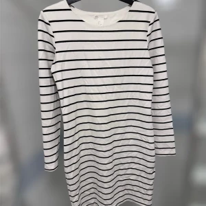 Klänning - Simpel men fin randig klänning från H&M i storlek S!! Inte använd! 