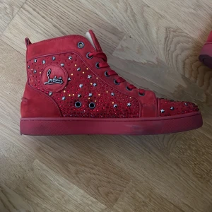 Louboutin skor - Ett par fina louboutin skor, Röda höga fint skick.