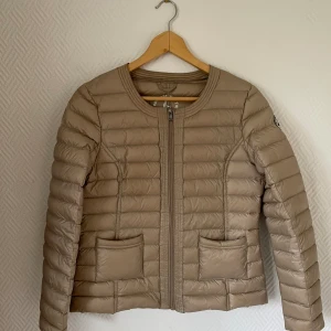 JOTT dunjacka  - Beige, Strl L, knappt använd. 