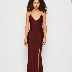 Röd balklänning  - Helt ny balklänning, aldrig använts då jag nu inte längre tycker att den passar fint på mig. Köpt från Zalando för 630 kr. Går nästan hela vägen ner på mig som är 176 cm lång. Skriv gärna om ni har några frågor ☺️