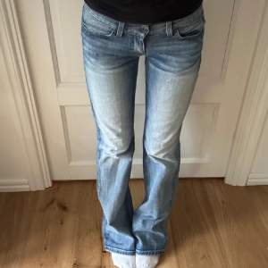 Säljer dessa lågmidjade jeans då det inte passade mig. midjemått:35/36cm innebenslängd: 80cm. bilderna är lånade