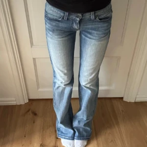 Lågmidjade jeans - Säljer dessa lågmidjade jeans då det inte passade mig. midjemått:35/36cm innebenslängd: 80cm. bilderna är lånade