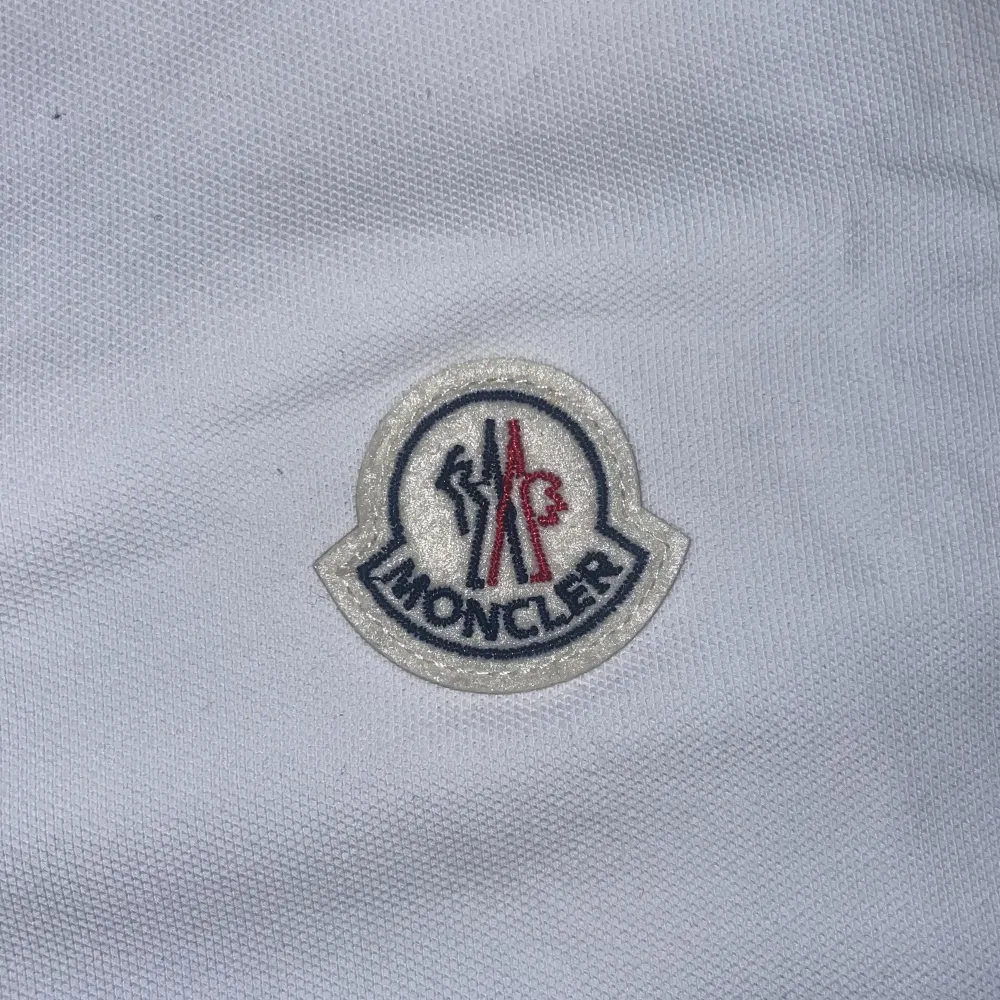 Hej, säljer denna nya vita Moncler pikén. Tag och påse ingår för endast 450 kr!. T-shirts.