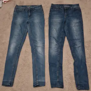 Blåa jeans från vero moda i begagnat skick! De säljs som ett packet.