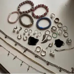 Massa fina smycken som jag inte använder! Alla kostar 25kr st (självklart räknas örhängen som par så du får alltså båda örhängena för 25kr!)och om du köper 4 på samma gång får du ett valfritt gratis!!!❤️💘skriv till mig vilka du vill köpa!