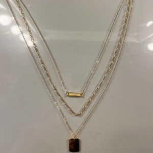 guld halsband 925 - säljer detta snygga halsband som aldrig används, med lappen på! äkta silver