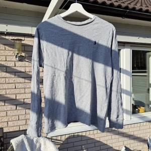 Ralph Lauren Långärmad Tröja - Säljer min långärmade Ralph Lauren tröja då den blivit för liten. Inga defekter. Står storlek L men har krympt lite så den är mer åt M hållet.