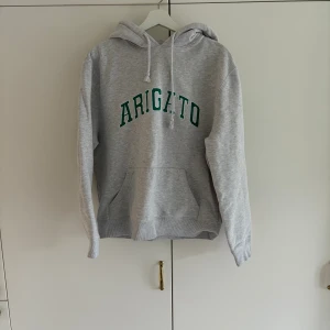 Snygg Axel Arigato Hoodie  - Hej, säljer nu en riktigt stil ren Axel Arigato Hoodie, den är i toppskick och knappast använd. Vid snabb affär kan jag tänka mig förhandlingar. Om du funderar över nåt är de bara att höra av sig😃🙏