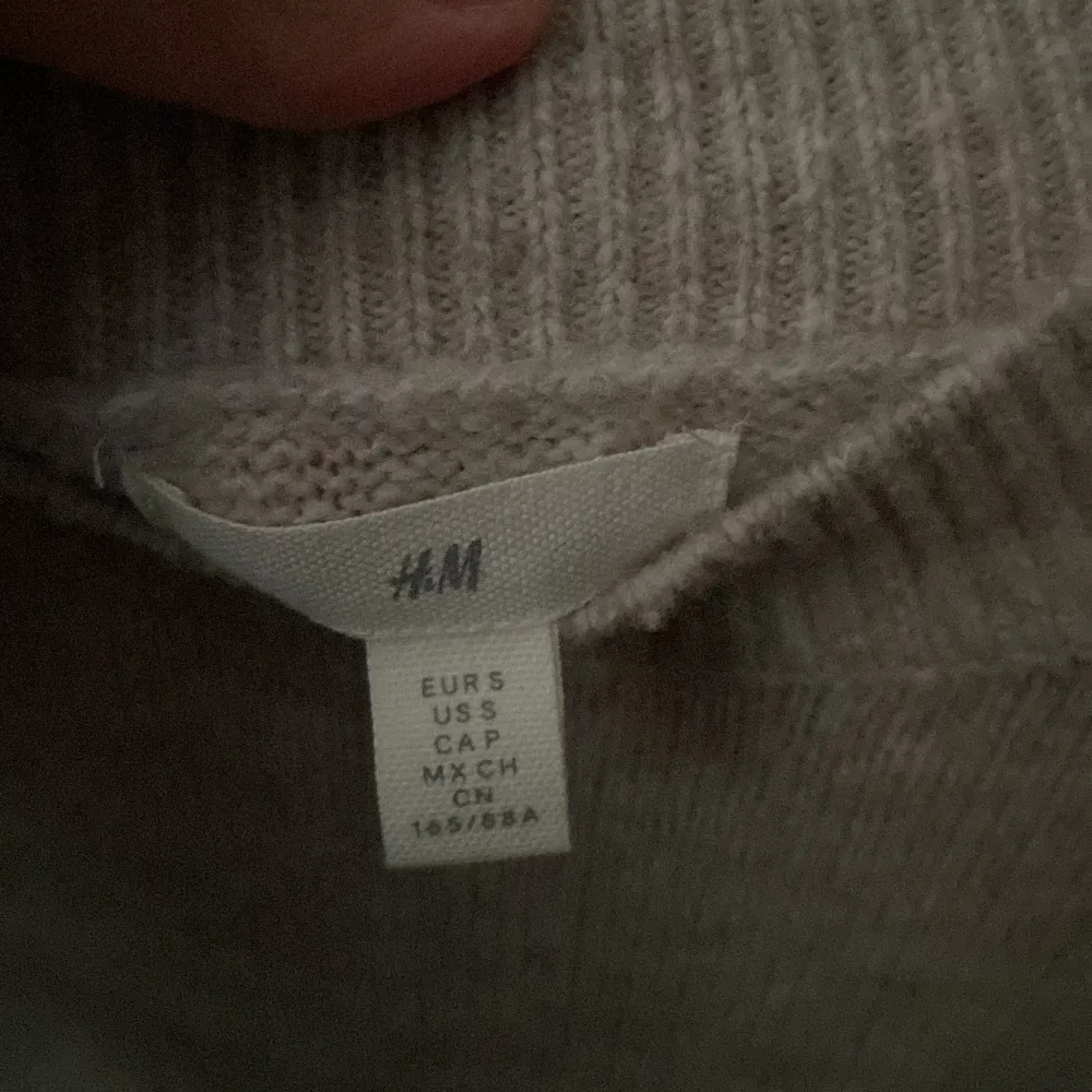 En flerfärgad stickad tröja från hm, knappt använd, jätte mjukt material. Säljer den då den inte kommer till användning 💓. Stickat.