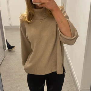 Stickad tröja  - Stickad tröja med polokrage och trekvartsärmar. Köpt på zalando för 400kr om jag inte minns fel 💕beige brun, inte säker på storlek men sitter bra på mig som har S i vanliga fall