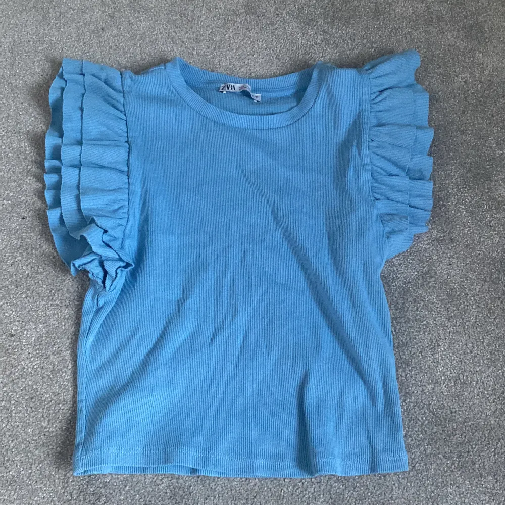Säljer denna blåa tröjan från zara då den aldrig används längre, stl L men passar även m/s kom privat för frågor eller annat🩷. Toppar.