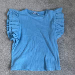 Säljer denna blåa tröjan från zara då den aldrig används längre, stl L men passar även m/s kom privat för frågor eller annat🩷