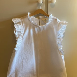 T-shit från hm - Säljer min vita t-shirt från hm med volanger då den inte kommer till användning längre, nypris är 250💗