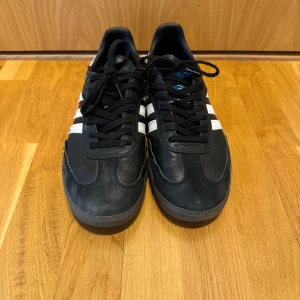 Adidas Samba - Säljer mina Samba ADV sneakers då jag har växt ur de. Paret är använda och har skejtats i (DM för mer bilder). Nypris är 1200kr, mitt pris är 300kr. OG box ingår inte. 