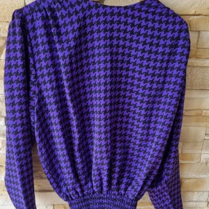 Hundtandsmönster blus - Ser helt ny ut använd bara 2 gånger.