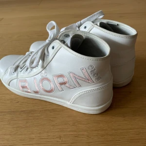 Björn Borg stl 40 - Säljer mina vita sneakers då de bara står. Fint använt skick. 