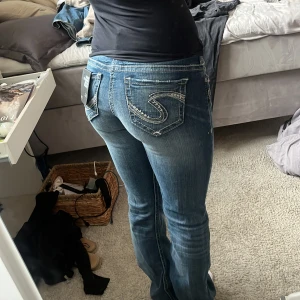 Lågmidjade jeans - Intressekoll, osäker på om jag ska sälja. Helt oanvända med prislapp kvar. Sitter lite långa på mig som är 170. Fin passform, låg midja och coola fickor. Nypris 1300.