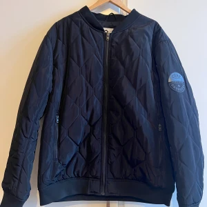Bomberjacka  - Bomberjacka i storlek XL.  Köpt på Jack&Jones.