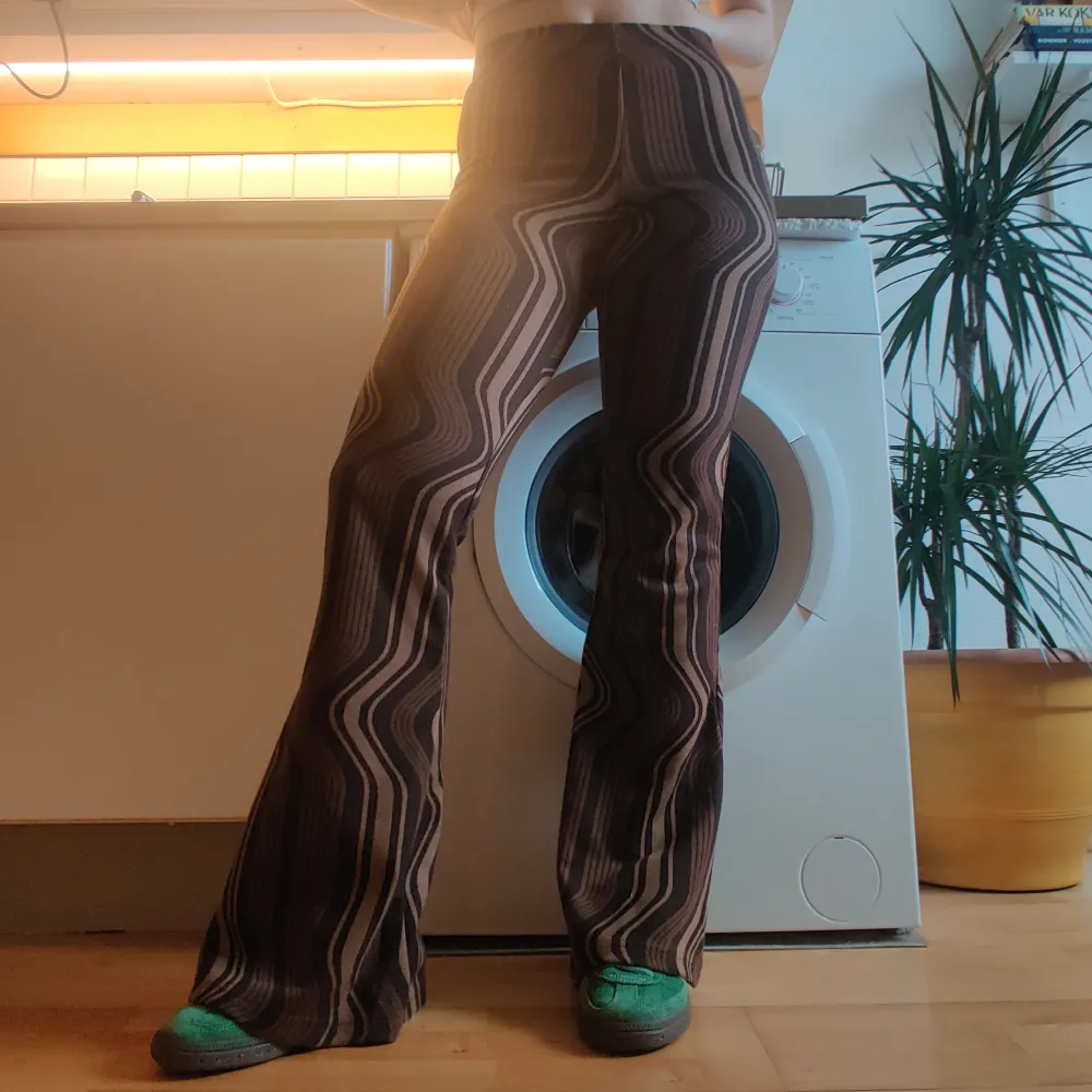 Utsvängda leggings med unikt mönster. Från urban outfits och knappt använda. Som referens är jag 161 cm. Jeans & Byxor.