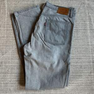 Gråa 501:or från Levis  W28 L30  Lite korta på mig som är 1,69 därav kommer dom inte till användning:(  Använda max 3 gånger