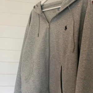 Polo Ralph lauren zip hoodie grå - Helt ny, storlek Medium. 