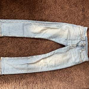 Säljer dessa feta Levis jeans 502! Skicket ör 7/10. Det är regular fit men är även lite mer skinny jeans. 