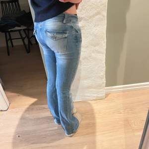 jeans med låg midja och snygga fickor, bra i längden på mig som är 175 cm