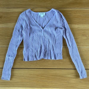 Lila topp från Monki - Jättefin topp från Monki med knappar, stl. S. Säljer då den är för liten för mig✨Använd väl och därför lite nopprig, men tycker inte det är något man tänker supermycket på. Färgen på tredje bilden stämmer bäst överens med verkligheten, syrenlila💜 